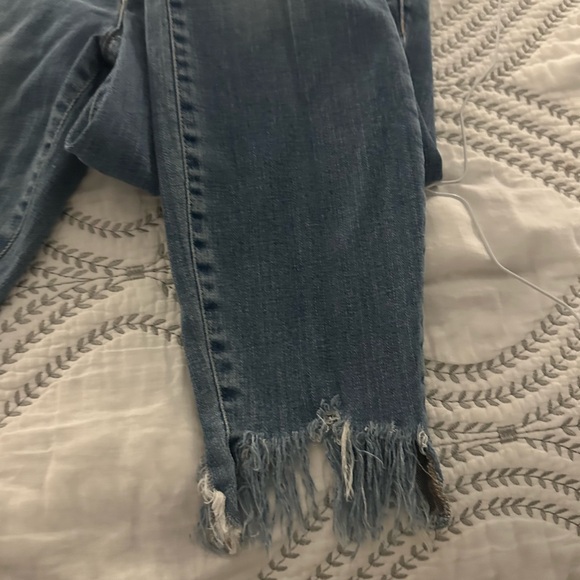 Jessica Simpson jeans in a stunning blue color with frayed ends, skinny fit - Picture 6 of 13